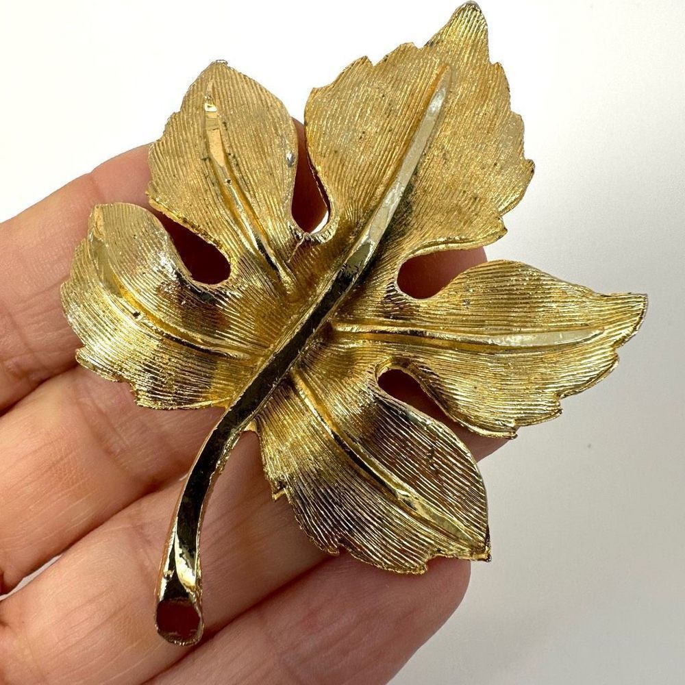 Vintage gold tone textured leaf brooch